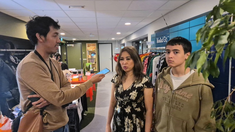 Aktor cilik Rayhan Cornelis saat menemani ibundanya, Ellyanie Van Den Noort, di acara amal Benefieta Vond voor Sumatra di Belanda belum lama ini. (Foto - Istimewa)