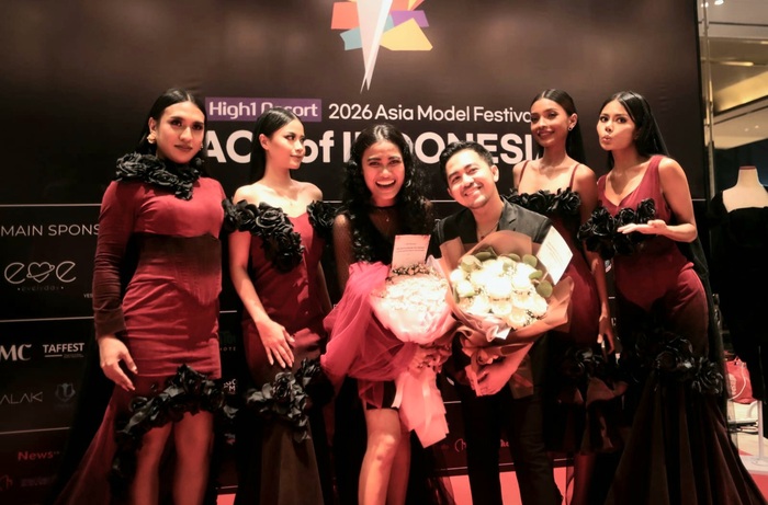 Migi Rihasalay dan Wisnu Aji selepas memamerkan koleksi mereka bertajuk "Mawar Hitam" di ajang Grand Finale Face of Indonesia 2026 di She La Vie Grand Ballroom, Alam Sutera, Serpong, Tangerang Selatan, Sabtu (27/6/2026). (Foto - Rezagrapher)