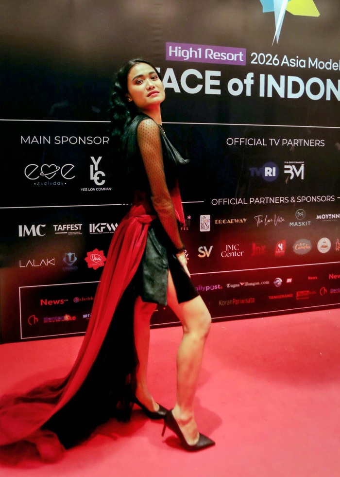 Migi Rihasalay selepas memamerkan koleksinya bersama Wahyu Aji bertajuk "Mawar Hitam" di ajang Grand Finale Face of Indonesia 2026 di She La Vie Grand Ballroom, Alam Sutera, Serpong, Tangerang Selatan, Sabtu (27/6/2026). (Foto - Rezagrapher)