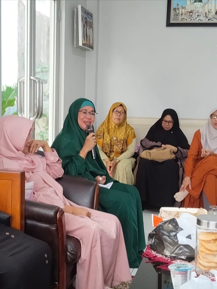Dr. Maria Susana Yudianti, S.Pd, M.Pd. bersama Jemaah Muslimat NU.