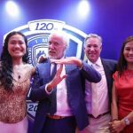 Andrew James, suami dari desainer Migi Rihasalay, bersama sineas Hollywood Tom Sebastian di acara Ikatan Motor Indonesia (IMI) Awards 2026 di The Tribrata Darmawangsa, Kebayoran Baru, Jakarta Selatan, Rabu (1/7/2026). (Foto Rezagrapher)