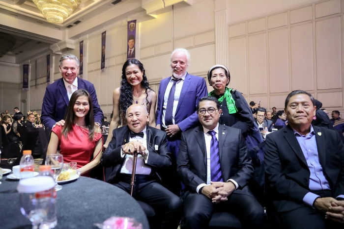 Andrew James, suami dari desainer Migi Rihasalay, bersama sineas Hollywood Tom Sebastian dan juga Tinton Suprapto di acara Ikatan Motor Indonesia (IMI) Awards 2026 di The Tribrata Darmawangsa, Kebayoran Baru, Jakarta Selatan, Rabu (1/7/2026). (Foto Rezagrapher)