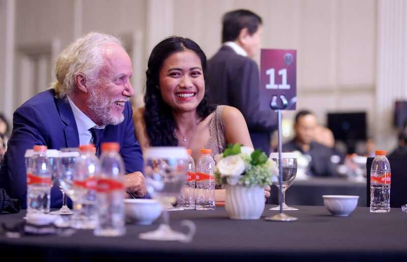 Andrew James bersama istrinya, desainer Migi Rihasalay, di acara Ikatan Motor Indonesia (IMI) Awards 2026 di The Tribrata Darmawangsa, Kebayoran Baru, Jakarta Selatan, Rabu (1/7/2026). (Foto Rezagrapher)
