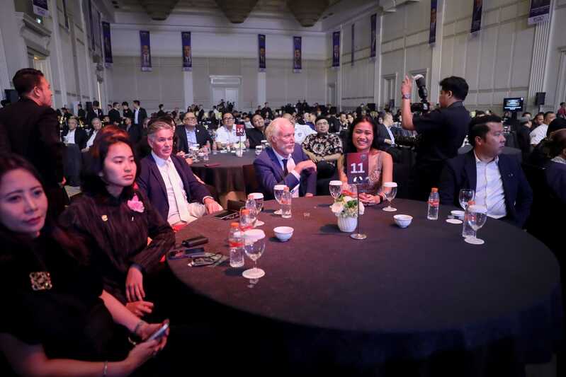 Andrew James bersama istrinya, desainer Migi Rihasalay, di acara Ikatan Motor Indonesia (IMI) Awards 2026 di The Tribrata Darmawangsa, Kebayoran Baru, Jakarta Selatan, Rabu (1/7/2026). (Foto Rezagrapher)
