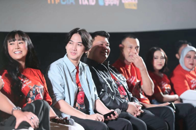 Ari Irham (baris kedua dari kiri) saat jumpa pers film Takkan Kubiarkan Kau Menangis di di XXI Epicentrum, Kuningan, Jakarta Selatan, Senin (13/7/2026). (Foto - Rezagrapher)