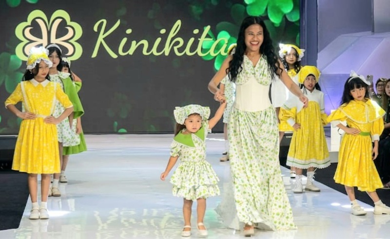 Desainer Migi Rihasalay saat meluncurkan brand busana anak Kinikita Kidswear di ajang Malang Fashion Runway 2026 yang berlangsung di Grand Hall Malang Town Square (Matos), kota Malang, Jawa Timur, pada 11 hingga 12 Juli 2026. (Foto - Rossa)