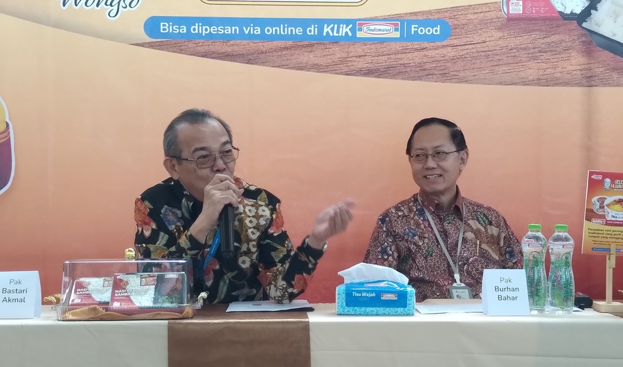Marcomm Executive Director PT Indomarco Prismatama, Bastari Akmal dan
Special Project Director PT Indomarco Prismatama, Burhan Bahar, saat jumpa pers peluncuran product series Selera Nusantara kolaborasi Yummy Choice dan Chef William Wongso di Menara Indomaret, PIK, Jakarta Utara, Kamis (23/7/2026). (Foto - Ian)