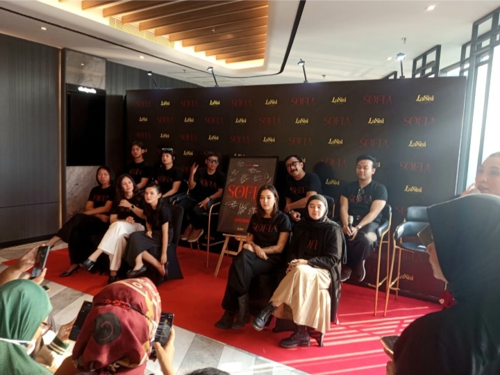 Para pemain film SOFIA dalam acara cast reveal yang digelar di kawasan Senayan, Jakarta Pusat, Senin (13/7/2026). (Foto - Rezagrafer)