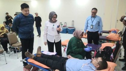 Direktur Umum, SDM & Pendidikan RS Sumber Waras, dr. Farida Widayati, M.Kes., didampingi Manajer Hukum, Organisasi, dan Humas (Hukormas) RS Sumber Waras, Tri Nurmansyah, S.H., M.H., C.Med., Sp.Kes., serta Manajer SDM, Diklat & Litbang, Asep Nuryadin, S.Sos., CHRM, saat meninjau kegiatan donor darah di Ruang Auditorium Lantai 8 RS Sumber Waras, Jakarta, Senin (3/8/2026). (Foto - Ign)