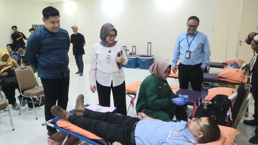 Direktur Umum, SDM & Pendidikan RS Sumber Waras, dr. Farida Widayati, M.Kes., didampingi Manajer Hukum, Organisasi, dan Humas (Hukormas) RS Sumber Waras, Tri Nurmansyah, S.H., M.H., C.Med., Sp.Kes., serta Manajer SDM, Diklat & Litbang, Asep Nuryadin, S.Sos., CHRM, saat meninjau kegiatan donor darah di Ruang Auditorium Lantai 8 RS Sumber Waras, Jakarta, Senin (3/8/2026). (Foto - Ign)